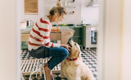 一个女人和她的狗在厨房里